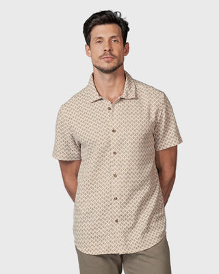 Camisa estampada manga corta con botones funcionales#color_145-arena-estampado