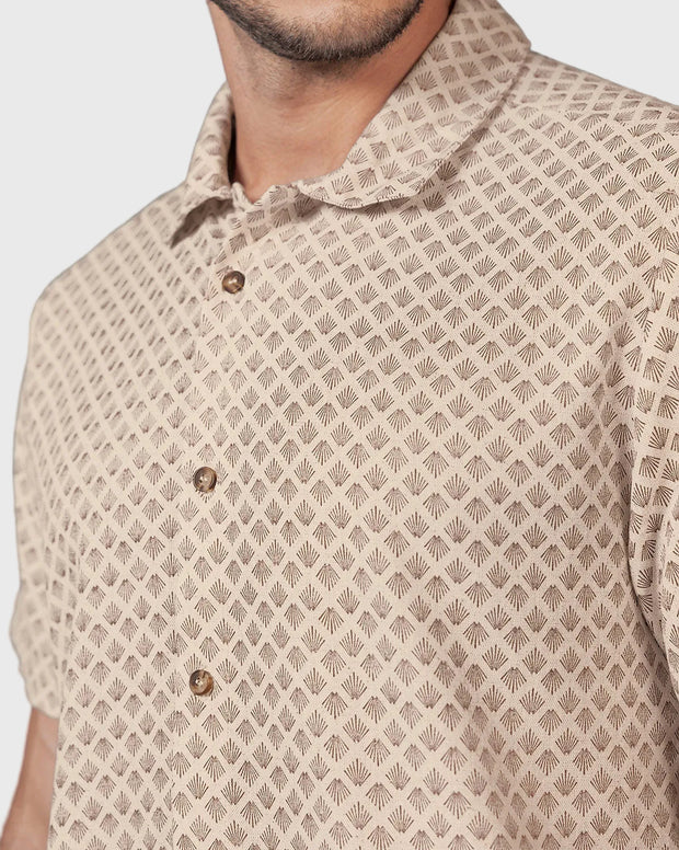Camisa estampada manga corta con botones funcionales