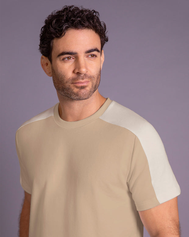Camiseta básica con cortes decorativos en hombros