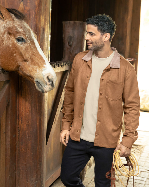 Chaqueta en gamuza con cuello camisero en contraste
