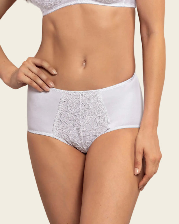 Panty clásico de control suave con toques de encaje en abdomen