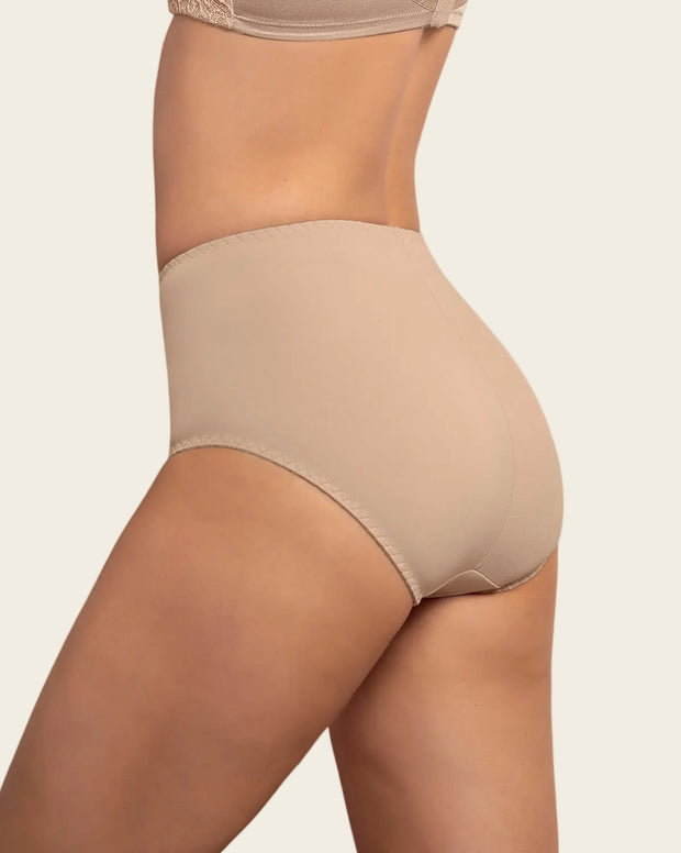 Panty clásico de control suave con toques de encaje en abdomen