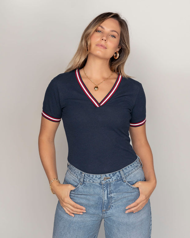 Camiseta manga corta con cuello y puños tejidos en contraste