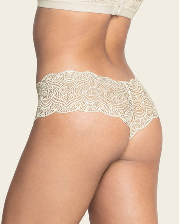 Panty estilo cachetero en encaje con transparencias y bordes redondeados#color_253-marfil