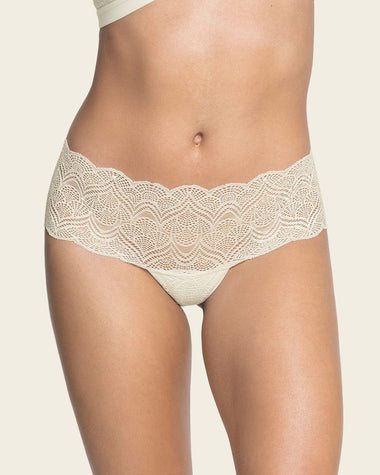Panty estilo cachetero en encaje con transparencias y bordes redondeados#color_253-marfil