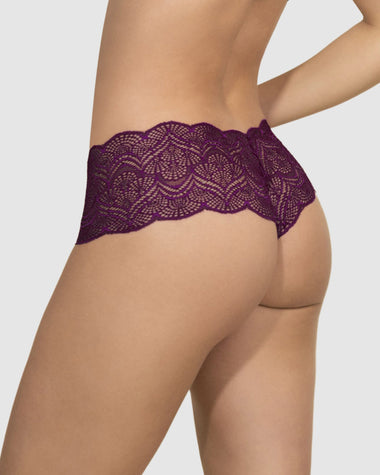 Panty estilo cachetero en encaje con transparencias y bordes redondeados#color_326-vino-tinto-oscuro