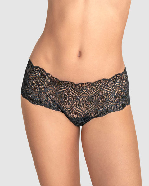 Panty estilo cachetero en encaje con transparencias y bordes redondeados#color_700-negro