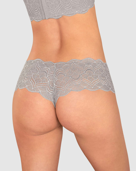 Panty estilo cachetero en encaje con transparencias y bordes redondeados#color_710-gris