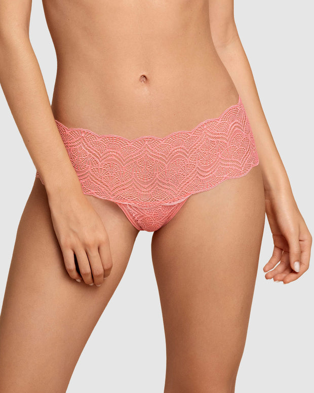 Panty estilo cachetero en encaje con transparencias y bordes redondeados