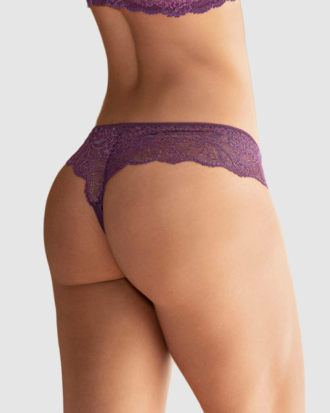 Panty estilo brasilera con laterales y detalle frontal en encaje#color_447-uva