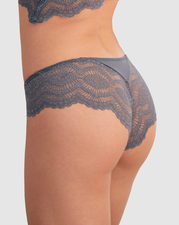 Panty cachetero, en tela lisa y encaje