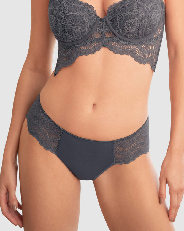 Panty cachetero, en tela lisa y encaje