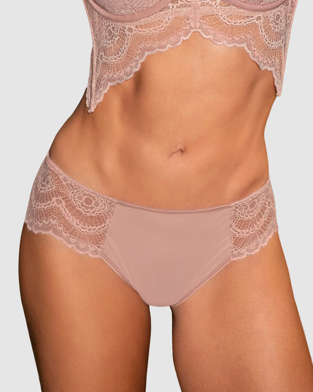 Panty cachetero, en tela lisa y encaje