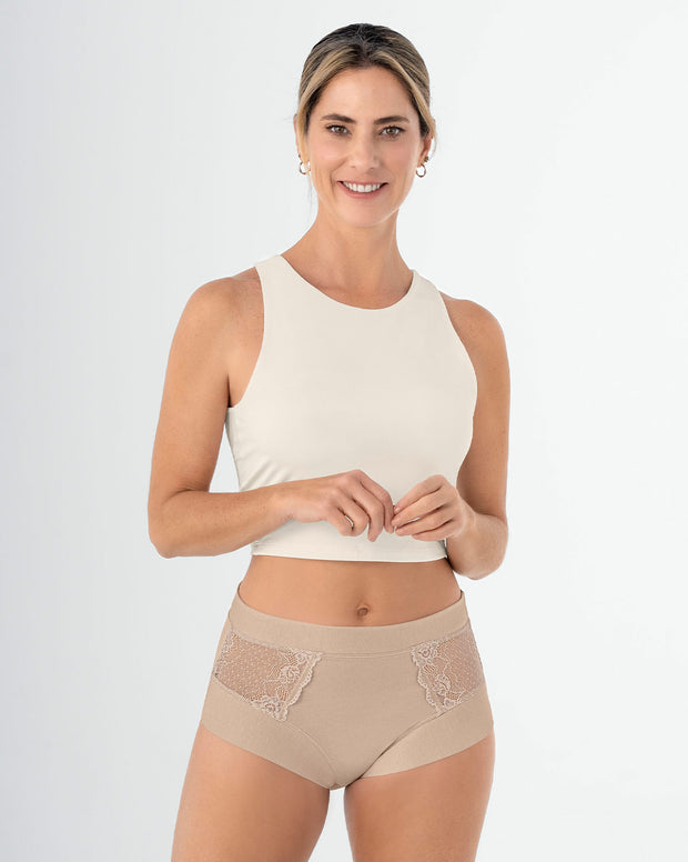 Panty clásico con detalles laterales en encaje