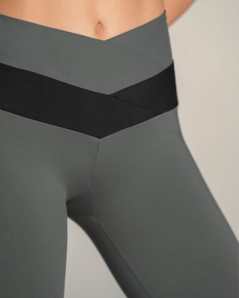 Legging deportivo de control con pretina cruzada en forma de v#color_706-gris