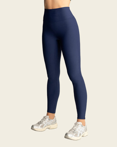 Legging deportivo tiro alto con corte en glúteos tipo corazón#color_520-azul-oscuro
