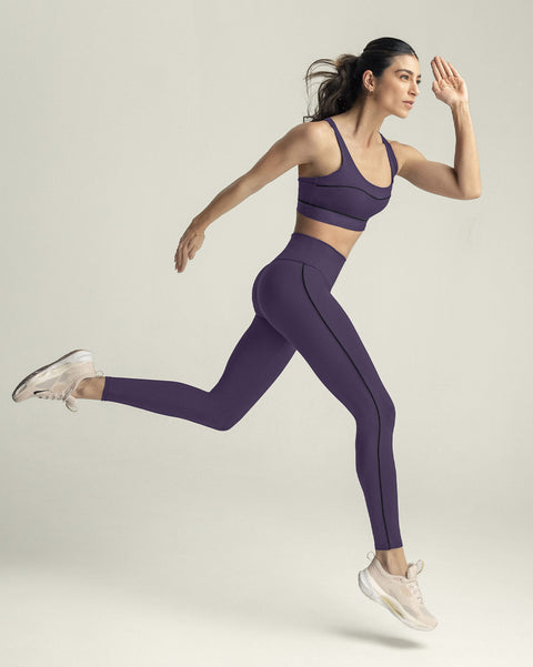 Mujer haciendo ejercicio en ropa deportiva de Leonisa