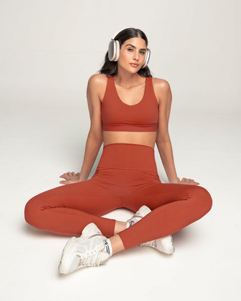 Legging deportivo con bolsillo lateral y detalles en tul#color_336-rojo-canela