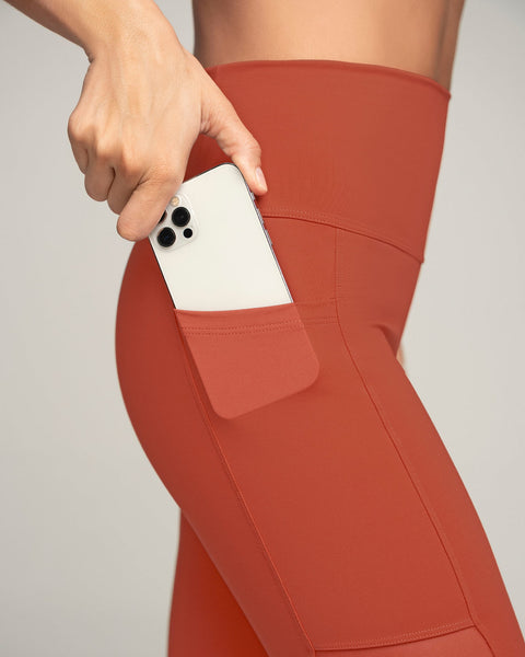 Legging deportivo con bolsillo lateral y detalles en tul#color_336-rojo-canela