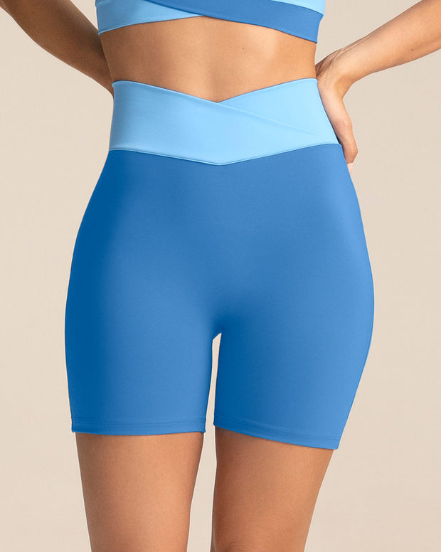 Short biker con pretina en V