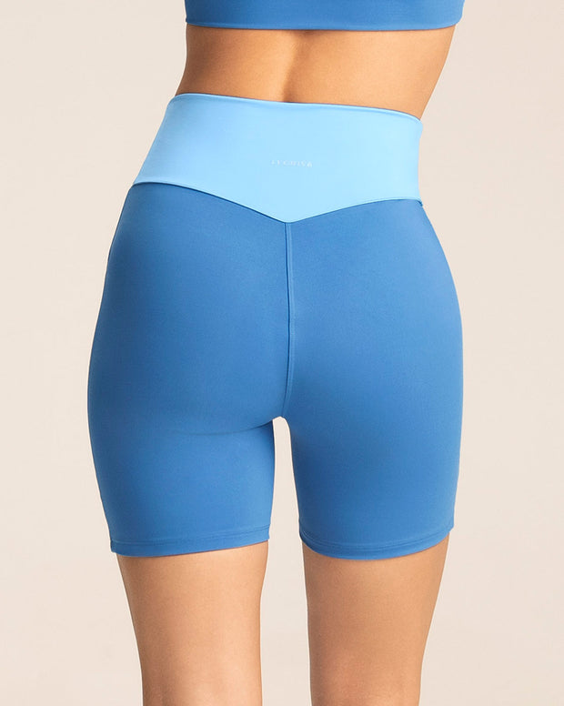Short biker con pretina en V