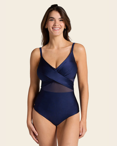 Vestido de baño entero con escote cruzado y tela con brillo#color_509-azul-oscuro