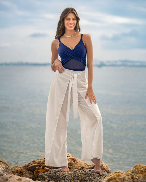 Vestido de baño entero con escote cruzado y tela con brillo#color_509-azul-oscuro