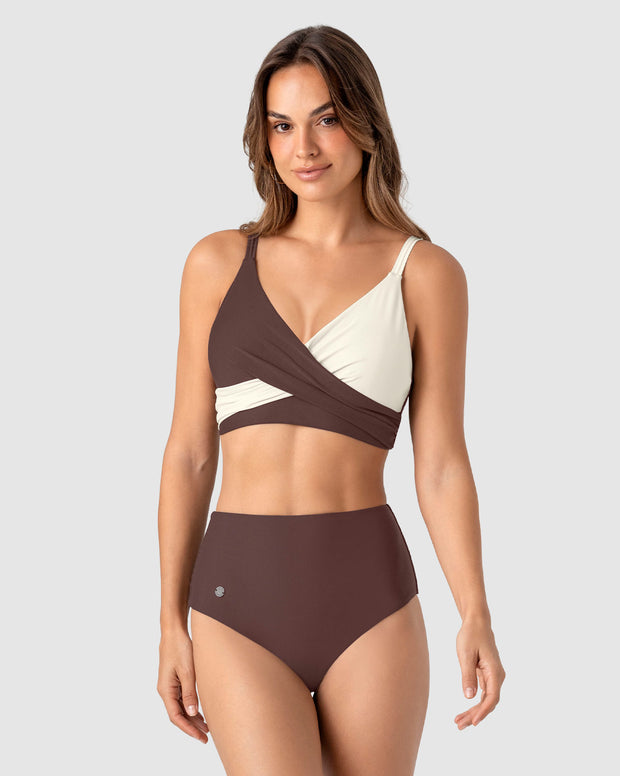 Bikini con panty tiro alto y top de buen cubrimiento