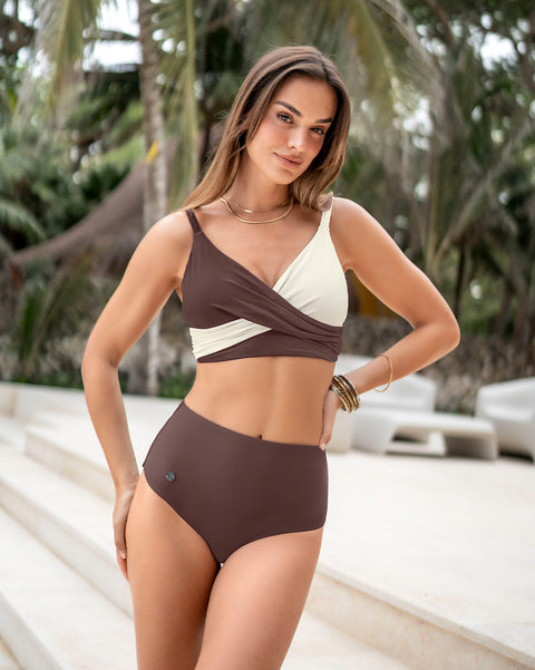 Mujer en la playa con bikini de Leonisa