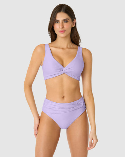 Bikini con panty de tiro alto en tela acanalada#color_412-lila-claro