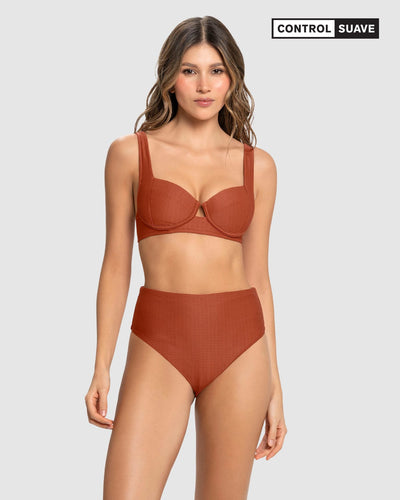 Bikini en textura acanalada con panty tiro alto y top con arcos#color_239-terracota