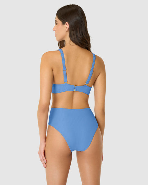 Bikini en textura acanalada con panty tiro alto y top con arcos#color_558-azul