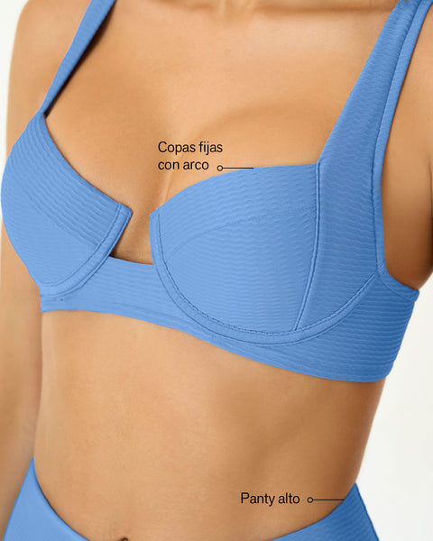 Bikini en textura acanalada con panty tiro alto y top con arcos#color_558-azul
