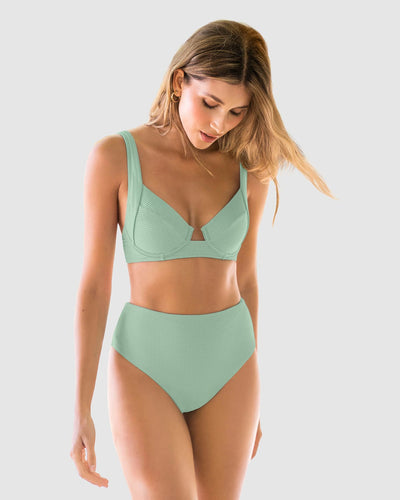 Bikini en textura acanalada con panty tiro alto y top con arcos#color_662-verde-medio