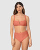 Bikini con panty de tiro alto y top de escote recto#color_319-coral