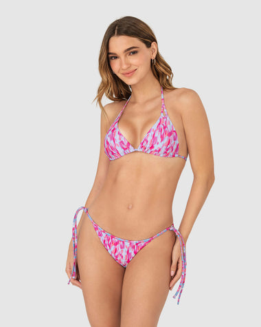 Bikini estampado con top triangular y panty anudable en laterales#color_940-estampado-rosado-pastel