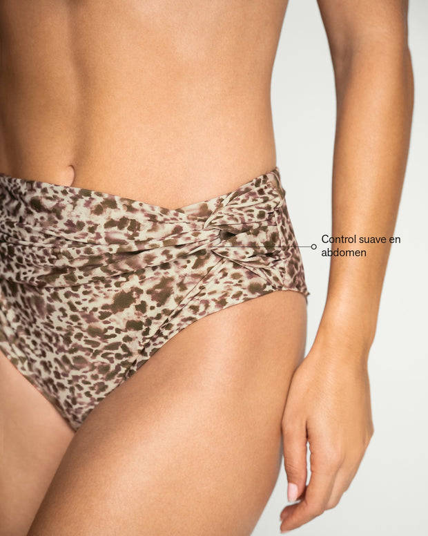 Bikini elaborado con botellas de PET recicladas