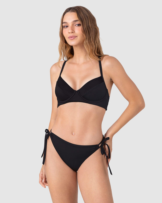 Bikini con top y panty ajustables al cuerpo