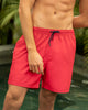 Pantaloneta corta de baño para hombre elaborada con pet reciclado#color_323-rojo-medio