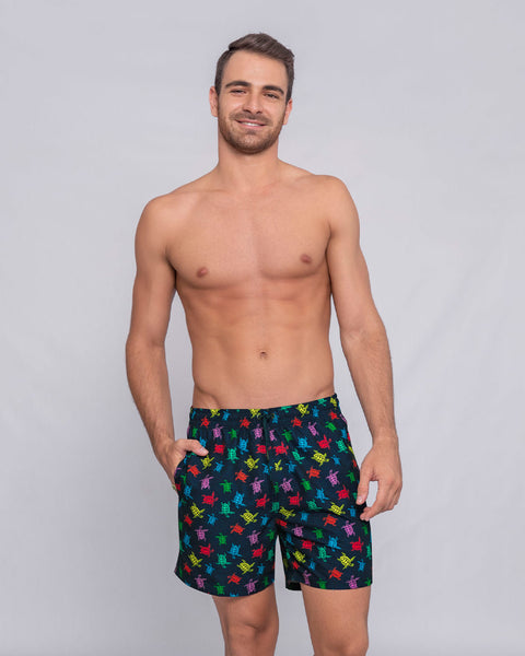 Pantaloneta corta de baño para hombre elaborada con pet reciclado#color_487-estampado-tortugas-azul