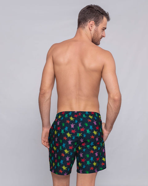 Pantaloneta corta de baño para hombre elaborada con pet reciclado#color_487-estampado-tortugas-azul