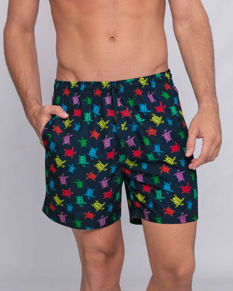 Pantaloneta corta de baño para hombre elaborada con pet reciclado#color_487-estampado-tortugas-azul