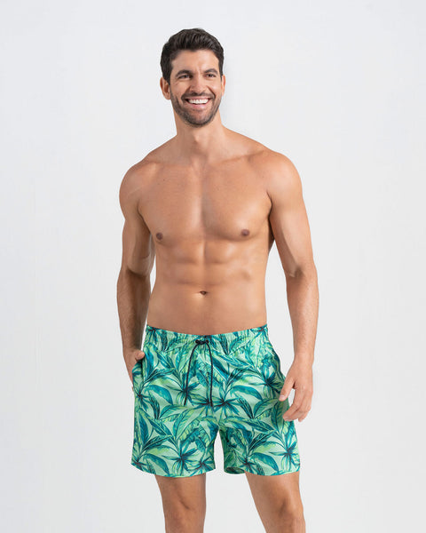 Pantaloneta corta de baño para hombre elaborada con pet reciclado#color_796-estampado-hojas-verde