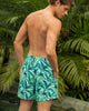 Pantaloneta corta de baño para hombre elaborada con pet reciclado#color_796-estampado-hojas-verde