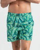 Pantaloneta corta de baño para hombre elaborada con pet reciclado#color_796-estampado-hojas-verde