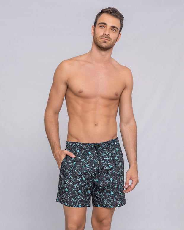 Pantaloneta corta de baño para hombre elaborada con pet reciclado#color_a12-estampado-estrella-de-mar-azul