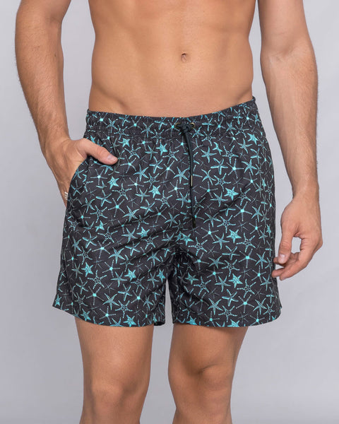 Pantaloneta corta de baño para hombre elaborada con pet reciclado#color_a12-estampado-estrella-de-mar-azul