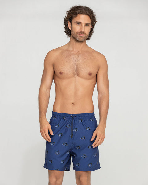 Pantaloneta corta de baño para hombre elaborada con PET reciclado#color_a13-estampado-azul-peces