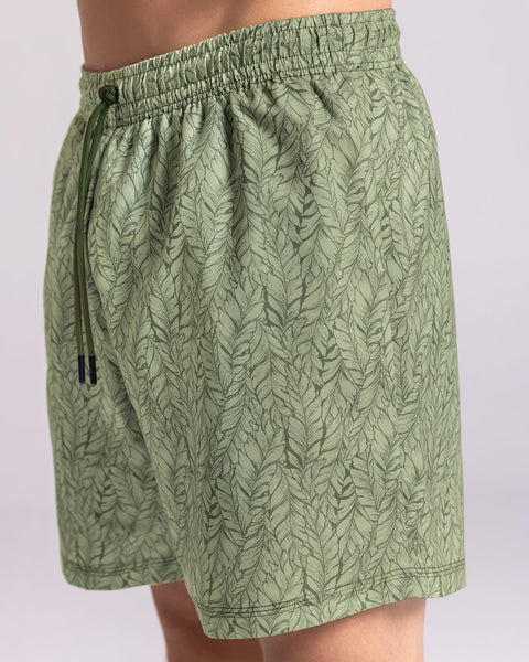 Pantaloneta de baño con malla interna y cintura ajustable#color_619-estampado-hojas-verde