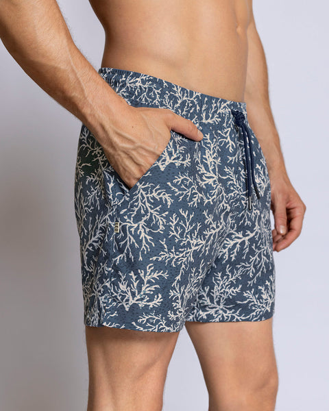 Pantaloneta de baño con malla interna y cintura ajustable#color_a03-estampado-corales-azul